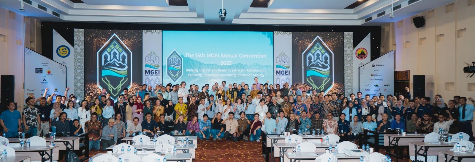 (Foto bersama seluruh peserta dan pembicara main convention)