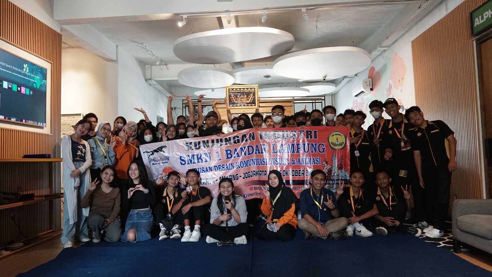 (Foto bersama dengan siswa-siswa dari SMKN 1 Bandar Lampung di kantor Spacemonkeys Indonesia)