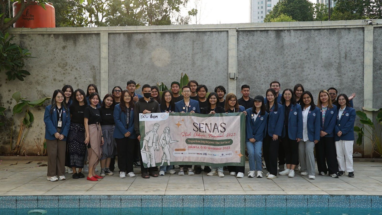 (Foto bersama dengan mahasiswa dan mahasiswi Universitas Kristen Petra Surabaya di kantor Spacemonkeys Indonesia)