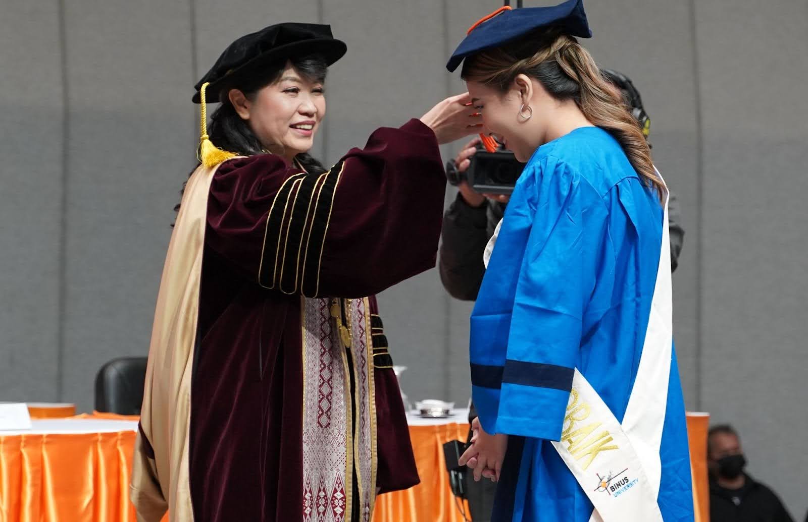 (Rektor BINUS UNIVERSITY, Dr. Nelly, S.Kom., M.M., CSCA melantik wisudawan pada Wisuda BINUS 68)