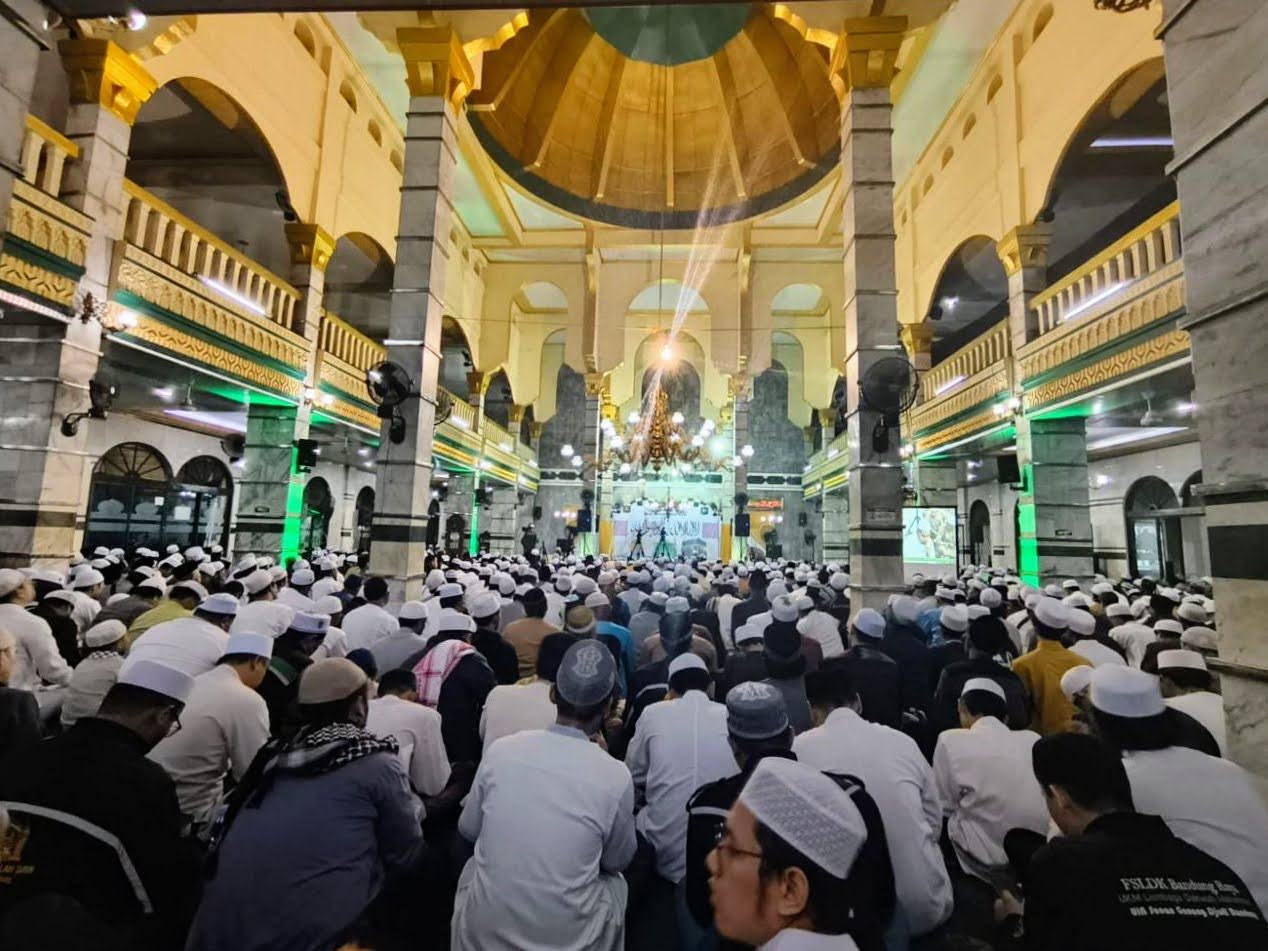 (Isra Miraj di Masjid Al-Munawwar, foto oleh Aji Rizki Mewantara & Arif Kurniawan)