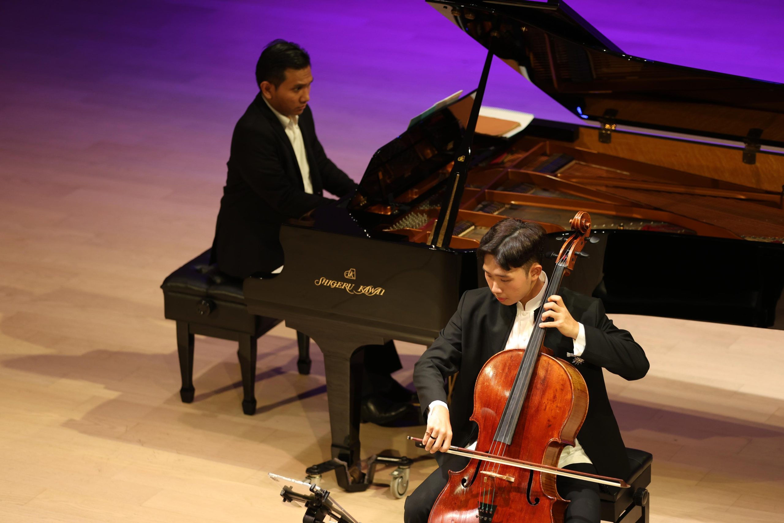 (Penampilan William ketika bermain cello di konser amal Tchaikovsky and Rachmaninoff)