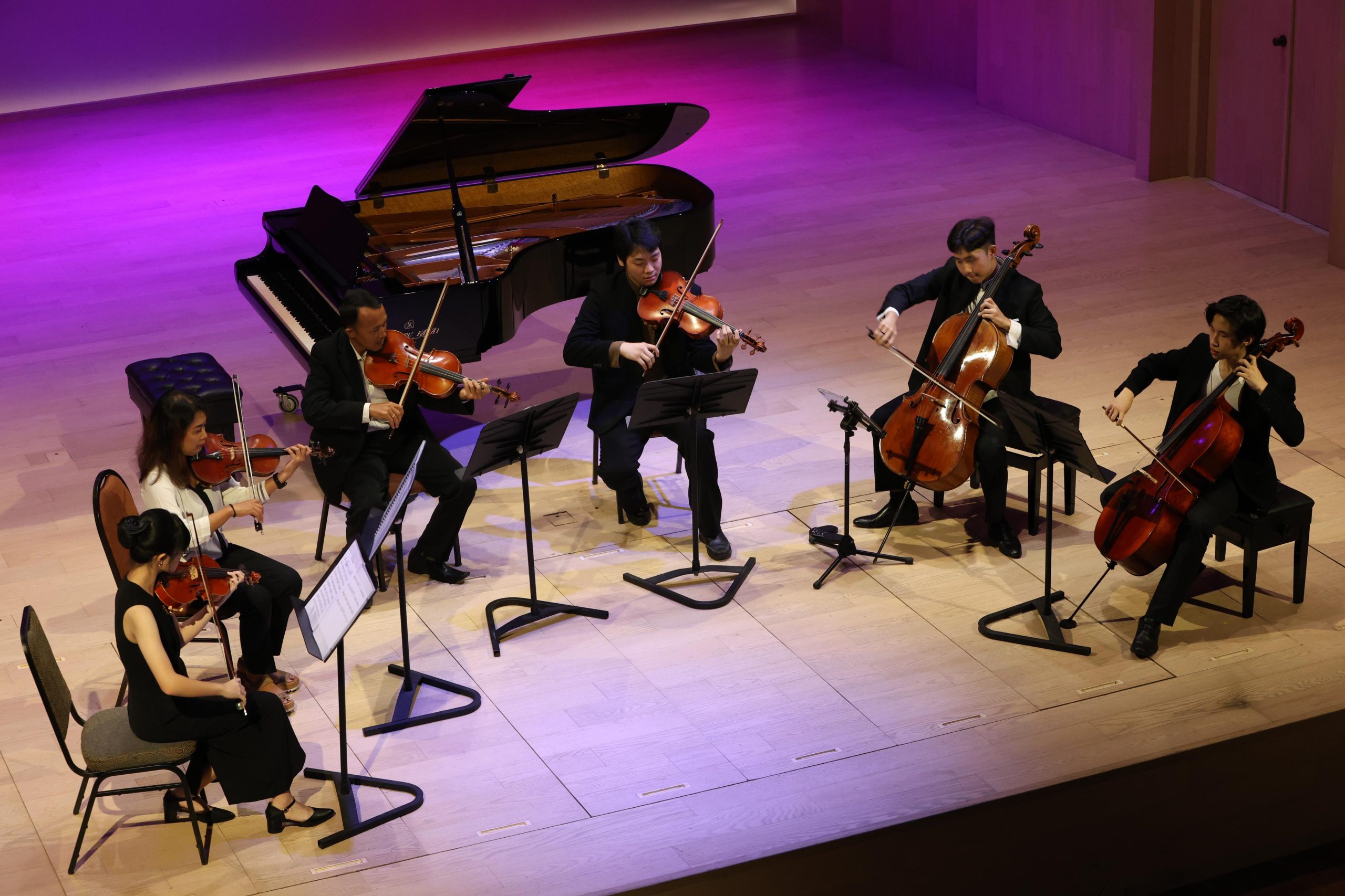 (Penampilan William bersama tim ketika bermain cello di konser amal Tchaikovsky and Rachmaninoff)