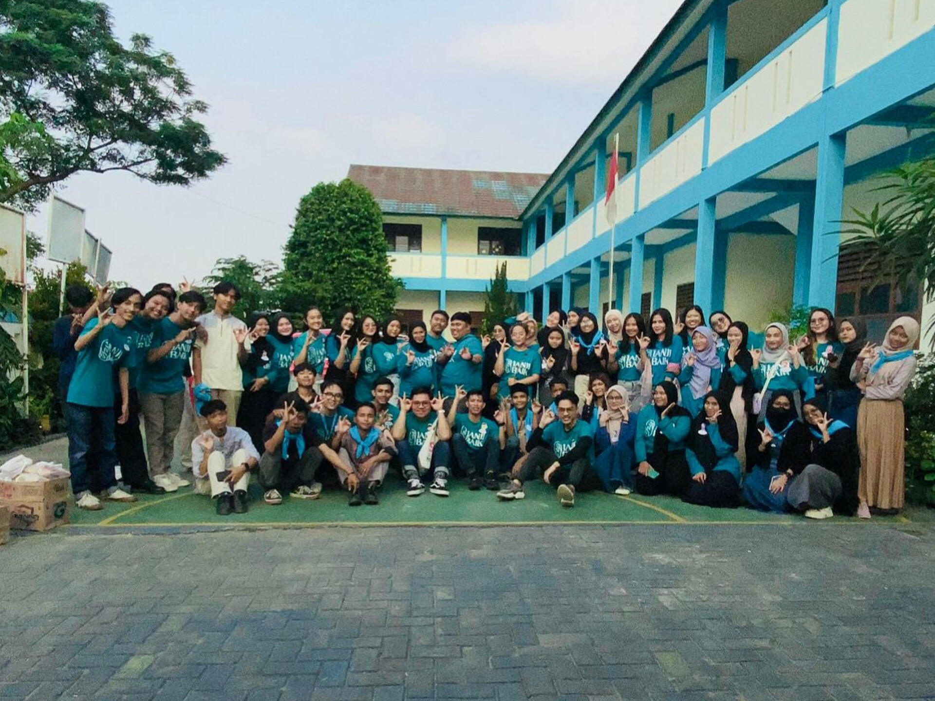 (Foto bersama siswa-siswa dan volunteer Janji Baik dalam acara pelaksanaan program Bulan Baik)