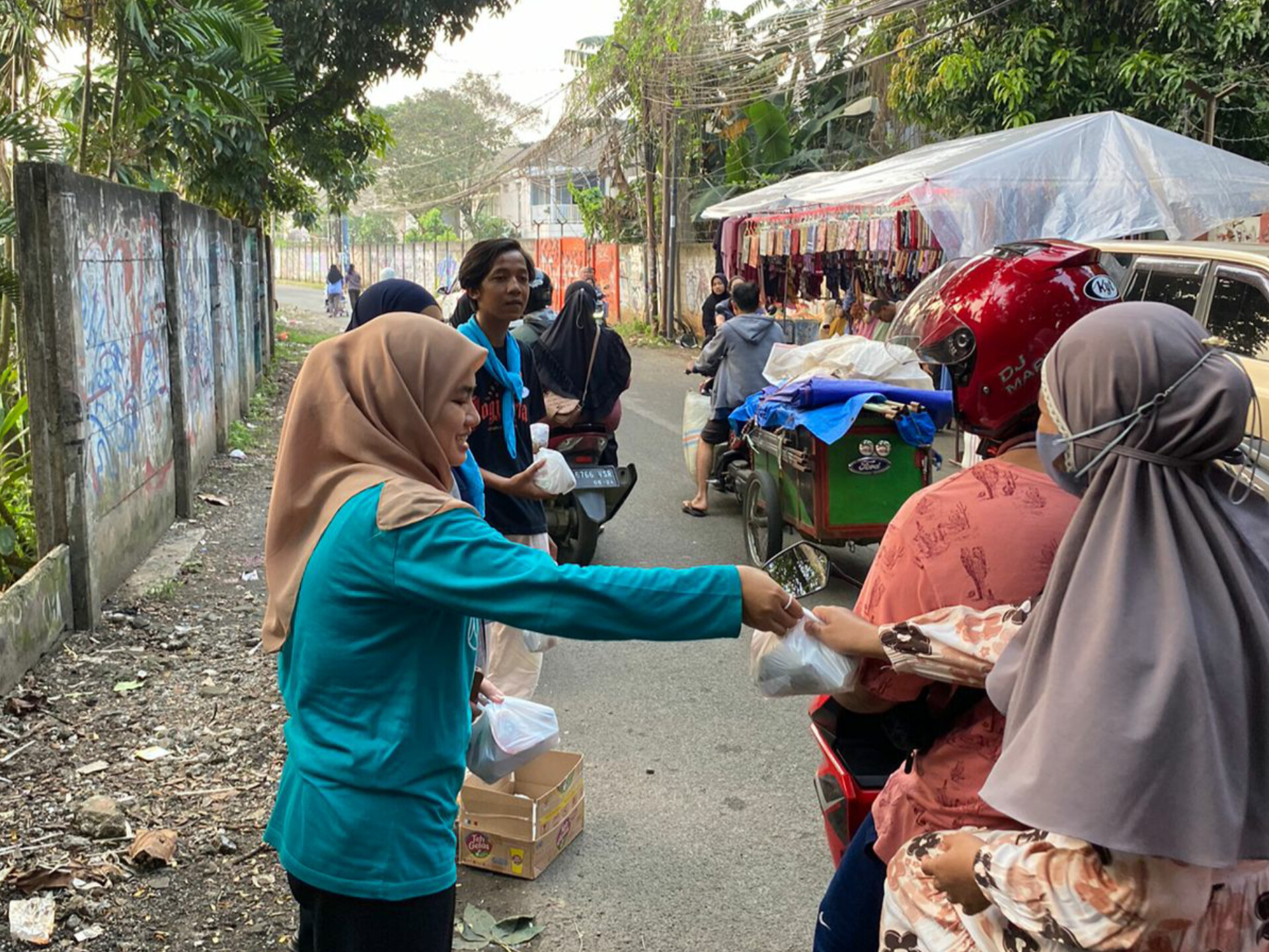 (Pembagian takjil kepada masyarakat oleh tim Janji Baik dan para siswa)