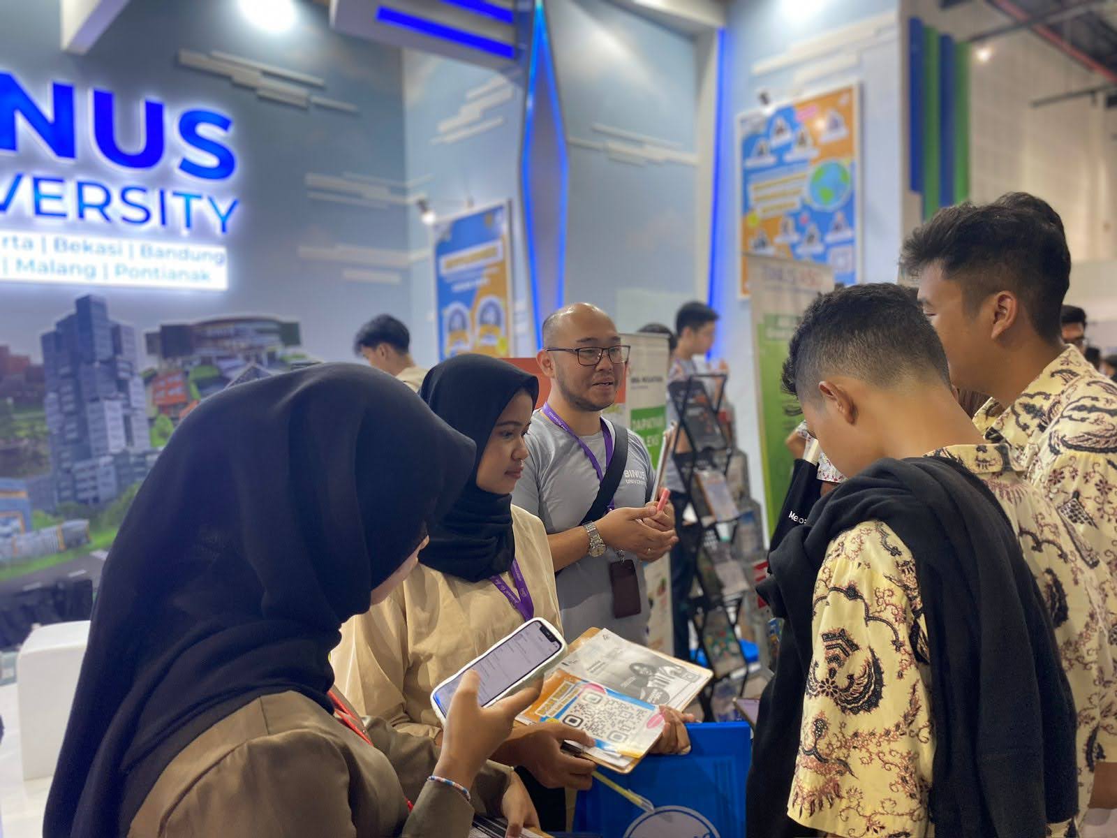 (Antusias siswa SMA di booth BINUS UNIVERSITY)