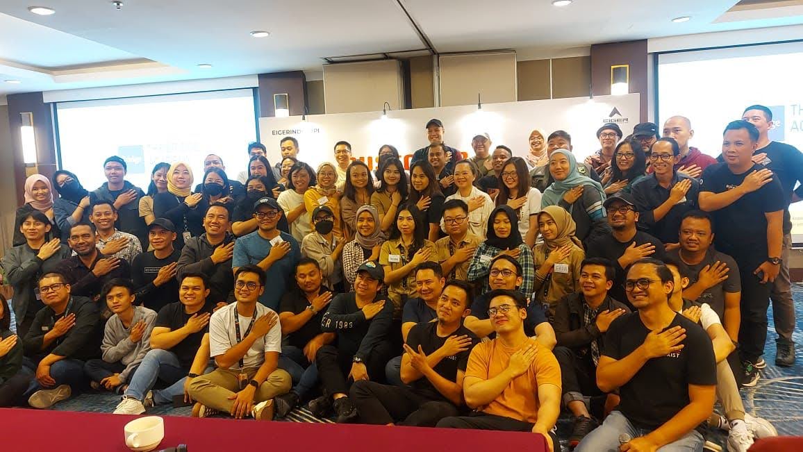 (Foto bersama seluruh tim project Customer Service Excellence yang terlibat)