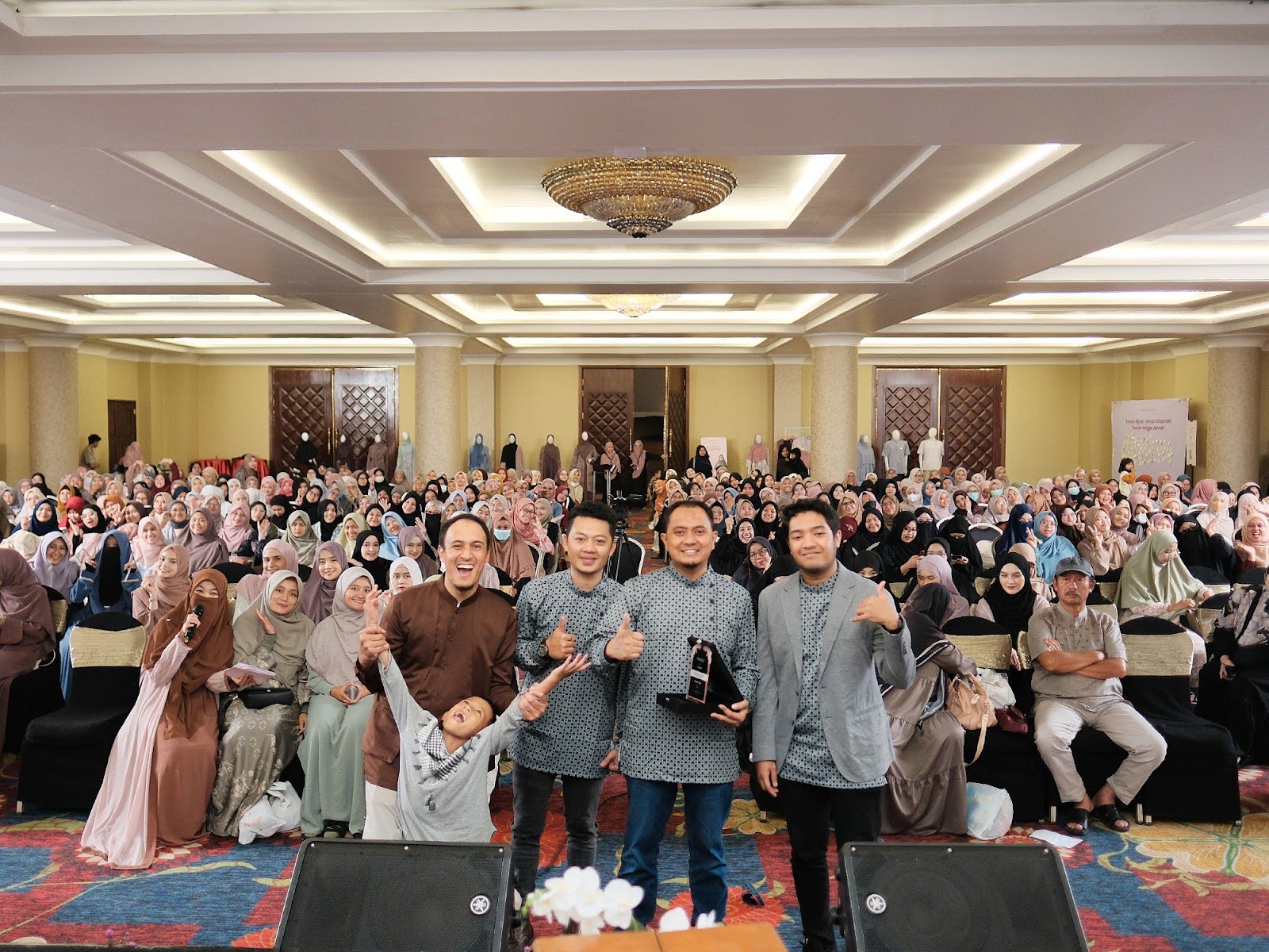 (Foto bersama bintang tamu Edcoustic)