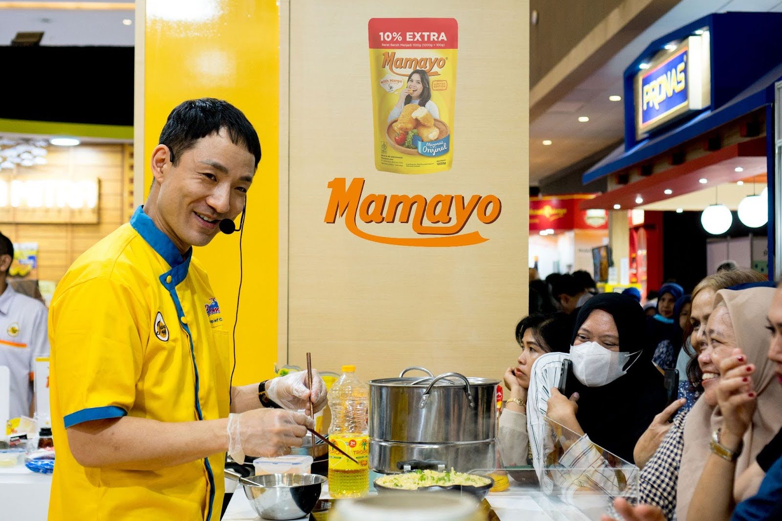 (Chef Hideki ketika melakukan live cooking di booth Mamayo Indonesia ketika acara SIAL InterFood 2023)