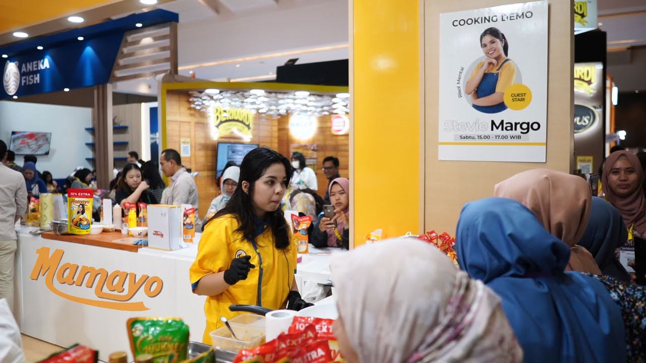 (Owner Risol Margo yakni Stefy Margo ketika melakukan live cooking di booth Mamayo Indonesia ketika acara SIAL InterFood 2023)