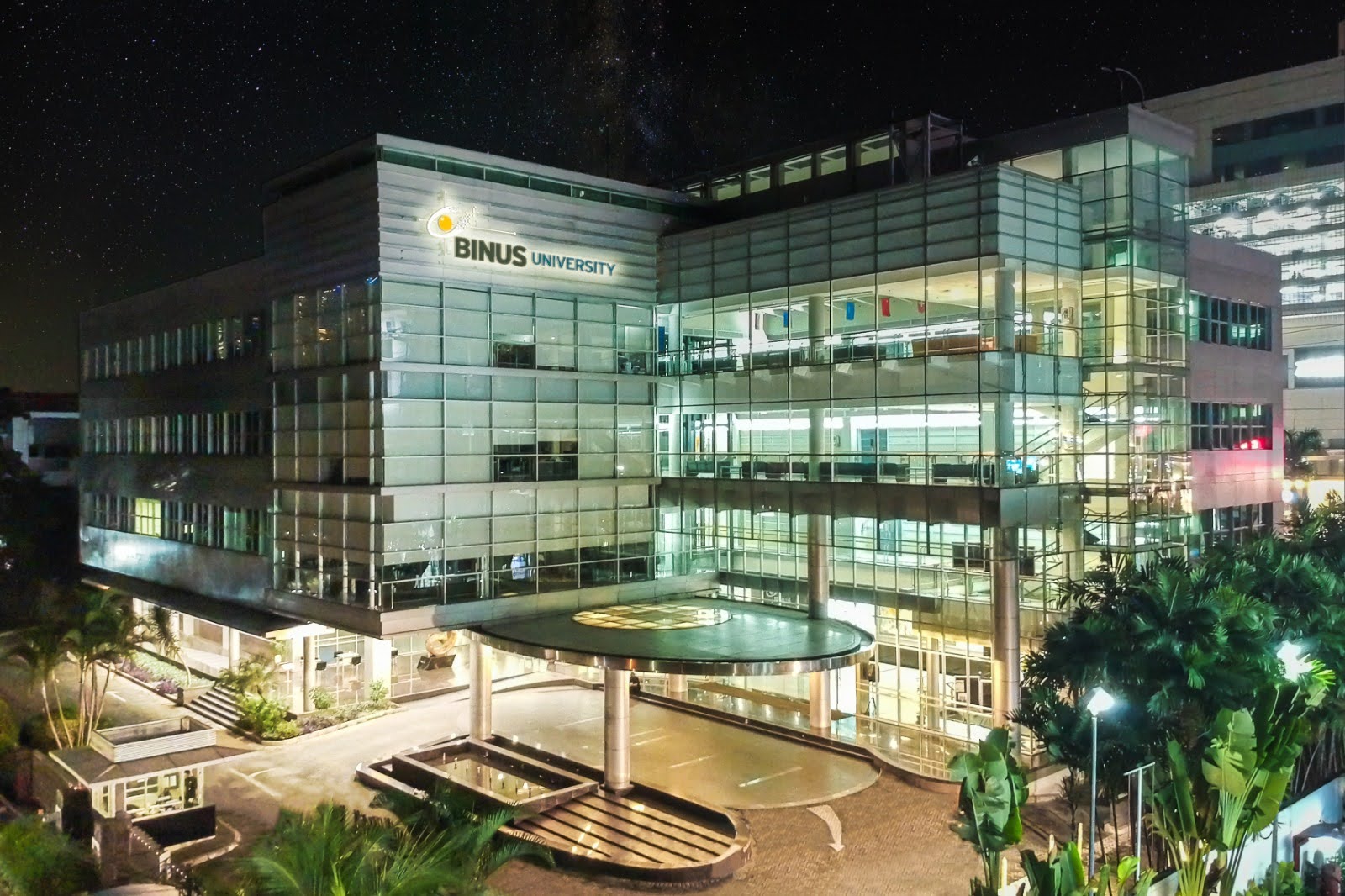 (Gedung BINUS di Senayan JWC Campus)