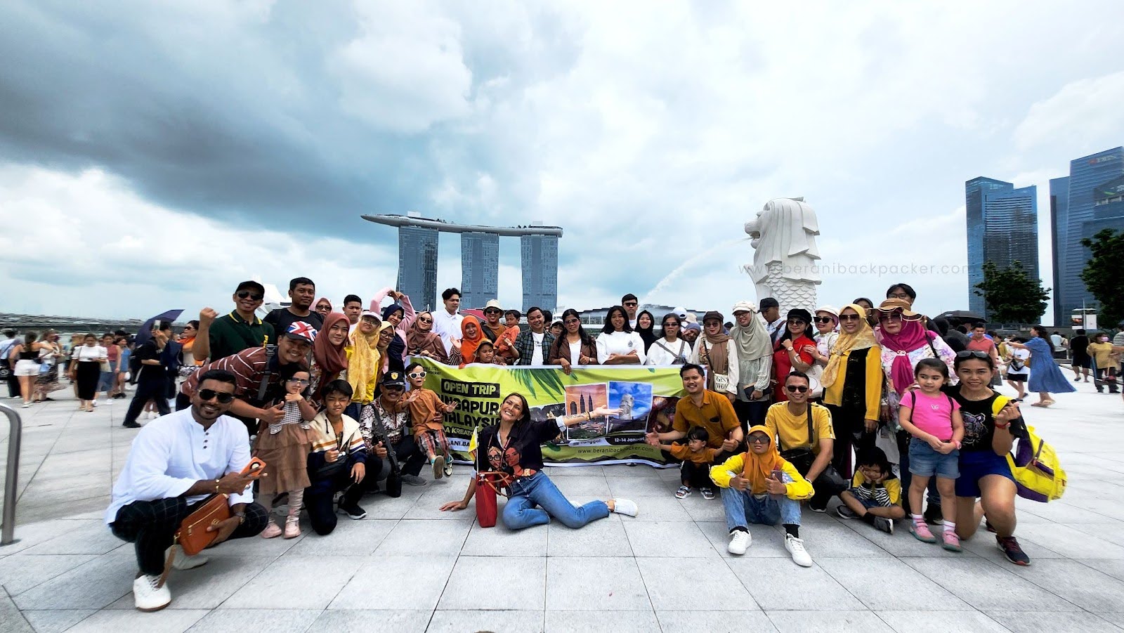 (Foto bersama Berani Backpacker ketika berada di Singapura)