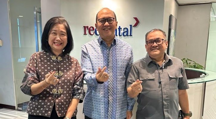 (Ketua TKN Prabowo-Gibran Rosan Roeslani (kanan) bersama Ketum Koncokulo Gibran Dr Minadi Pujaya dan founder relawan Koncokulo Gibran di Jakarta)