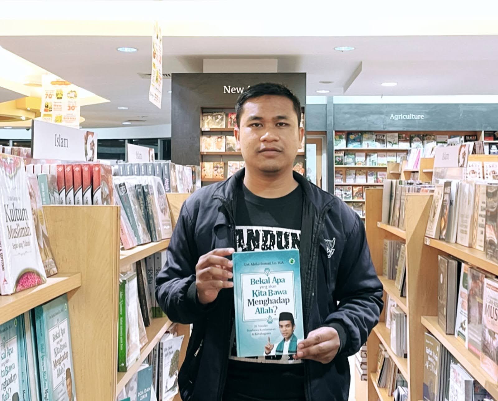 (Muhammad Karim ketika berada di Perpustakaan Buku Gramedia, memegang Buku Karya Ust Abdul Somad yang bertema Bekal Apa yang Kita Bawa Menghadap Allah)