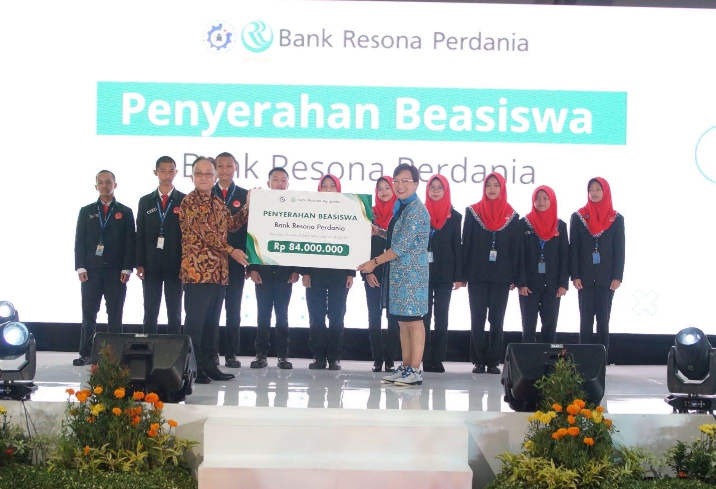 (Penyerahan Beasiswa, diwakili Presiden Direktur Bank Resona Perdania, Bapak Ichiro Hiramatsu kepada Kepala Sekolah SMK Mitra Industri MM2100, Ibu Lispiyatmini, M.Pd)