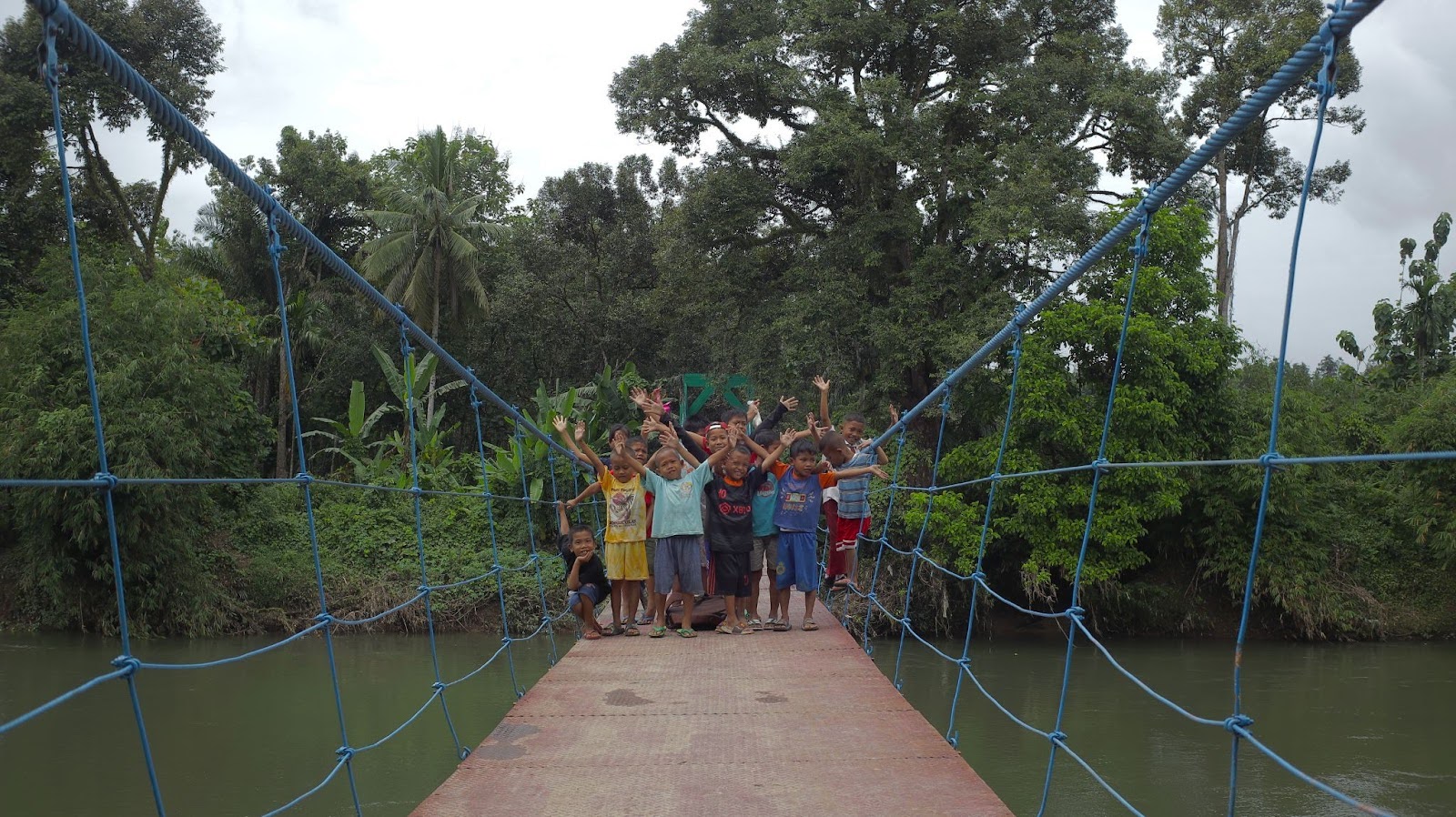 (Anak-anak di Desa Sukamenang  ikut berbahagia karena bisa menyebrang sungai dengan lebih aman)