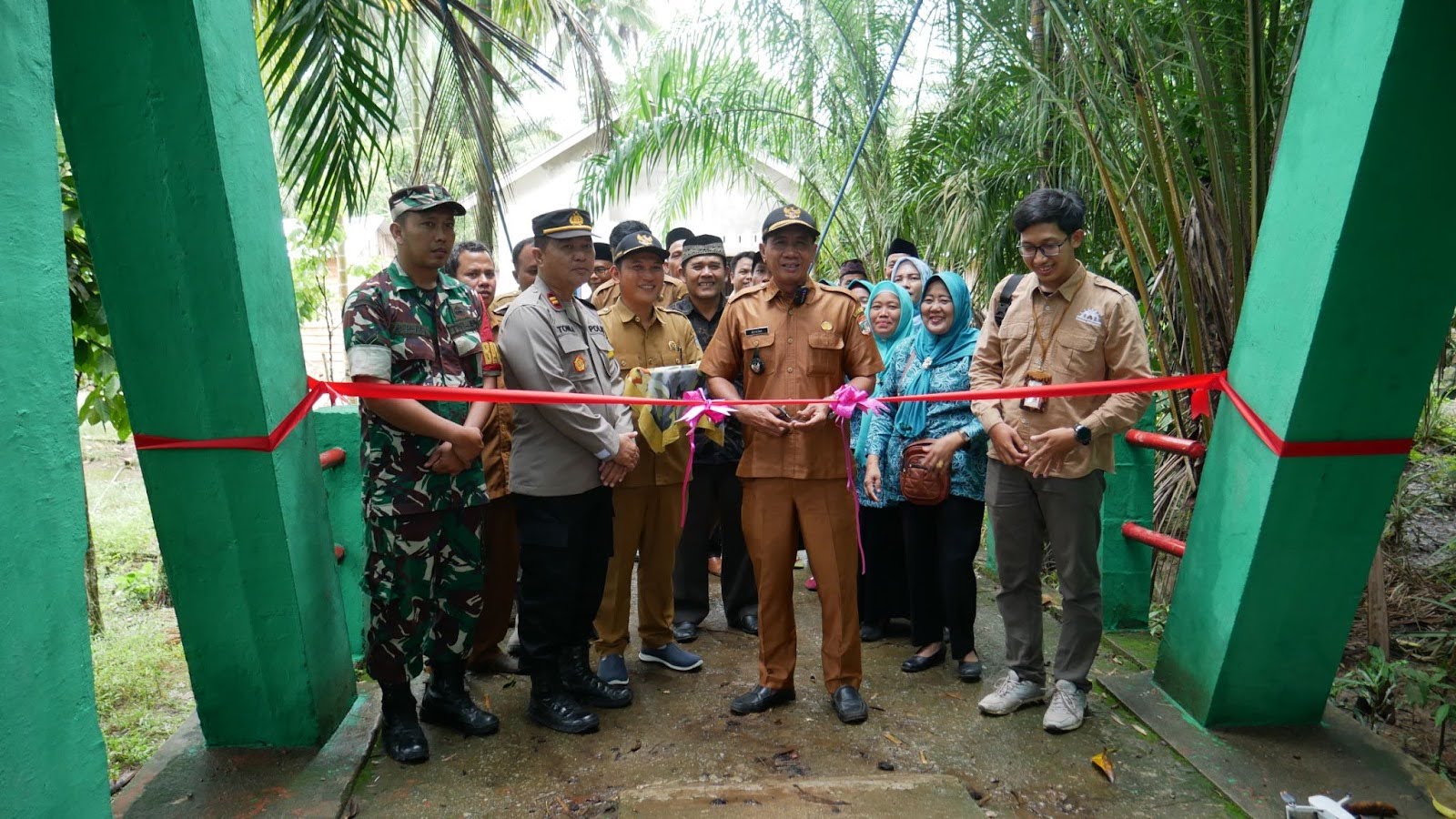 (Kegiatan gunting pita yang dilakukan oleh Kepala Desa Sukamenang sebagai simbol jembatan sudah bisa bebas digunakan oleh warga)