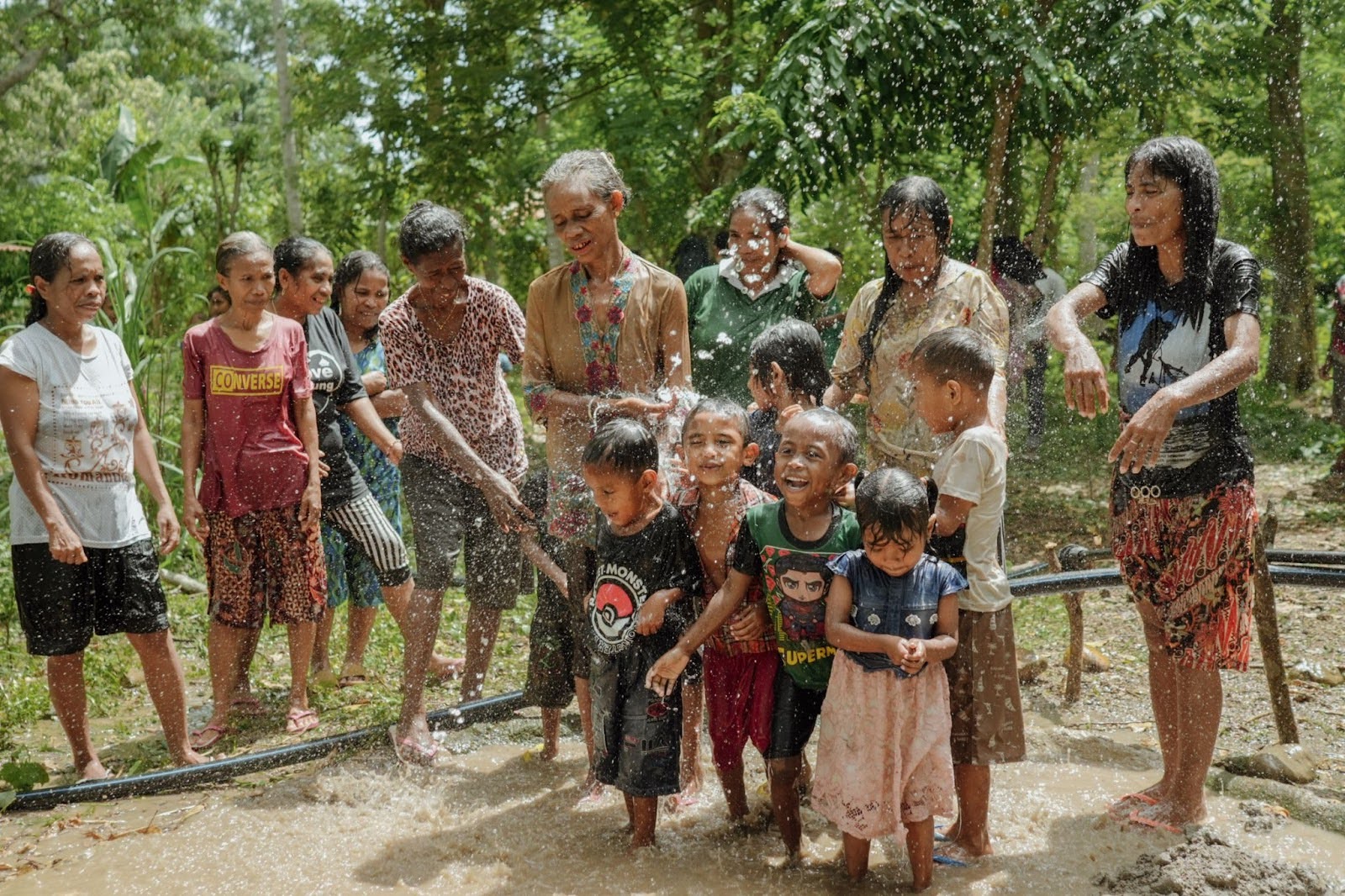 (Anak-anak mandi air dengan bebas saat air berhasil dipompa dan naik ke Bak Reservoir dekat rumah)