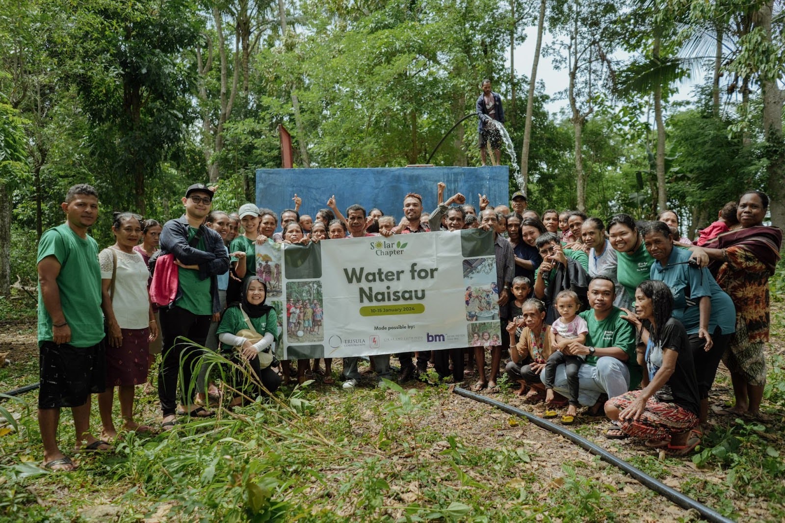 (Kebersamaan dengan warga desa Naisau merayakan air naik dekat rumah setelah puluhan tahun susah akses air bersih)