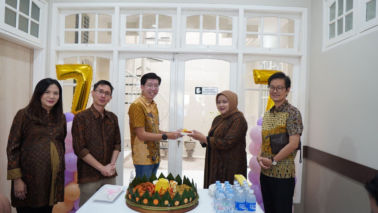 (CEO Kehamilan Sehat Agus Jatmika Soegiarto memberikan potongan kepada dr Almira, Sp.OG saat Grand Opening & 7th Anniversary Kehamilan Sehat Ngagel)