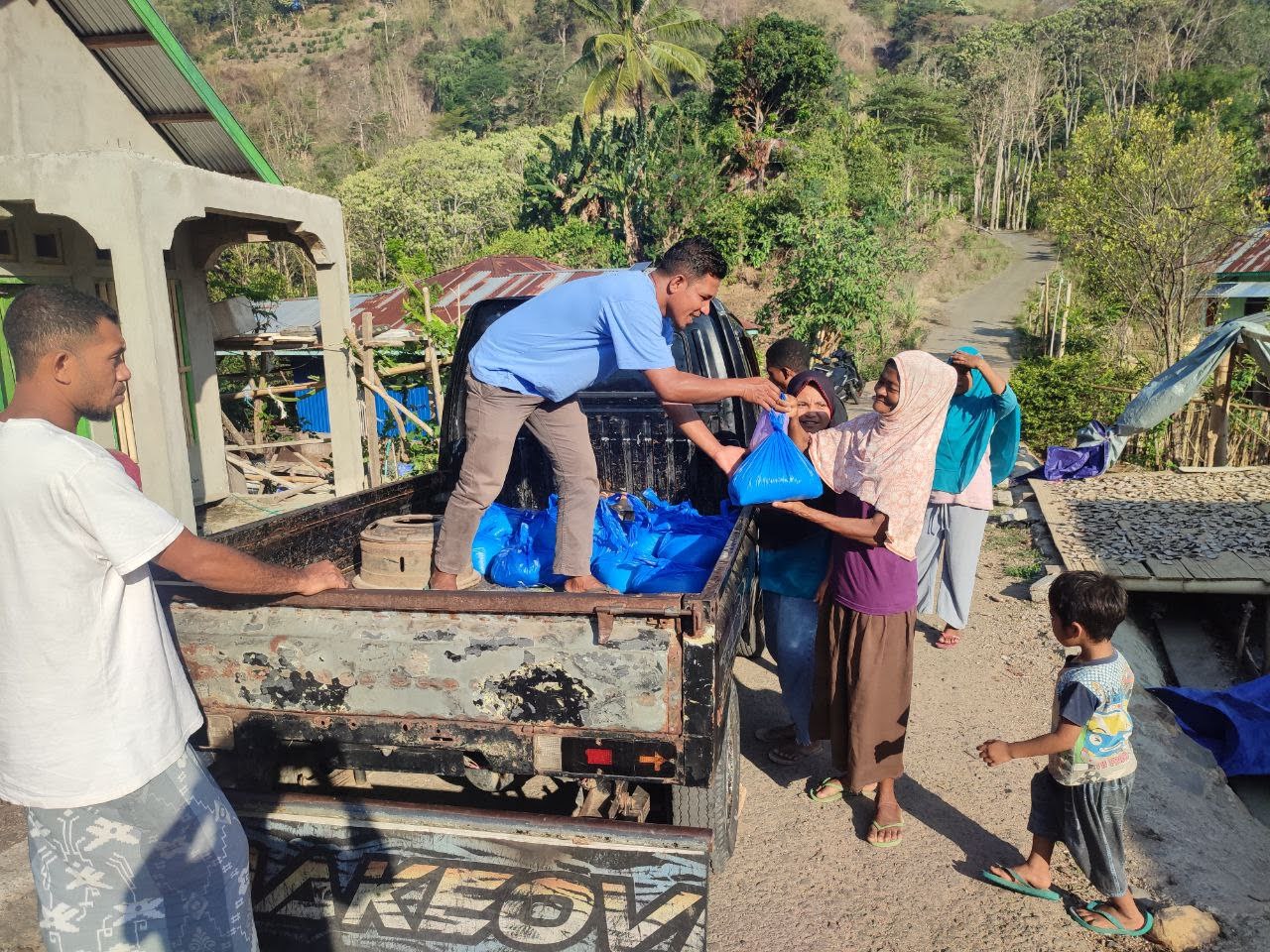 (Manggarai Timur, 16/10/2023) Penyaluran Paket Sembako oleh Relawan Insan Bumi Mandiri di Desa Biting, Kec. Elar, Kab. Manggarai Timur, Nusa Tenggara Timur.