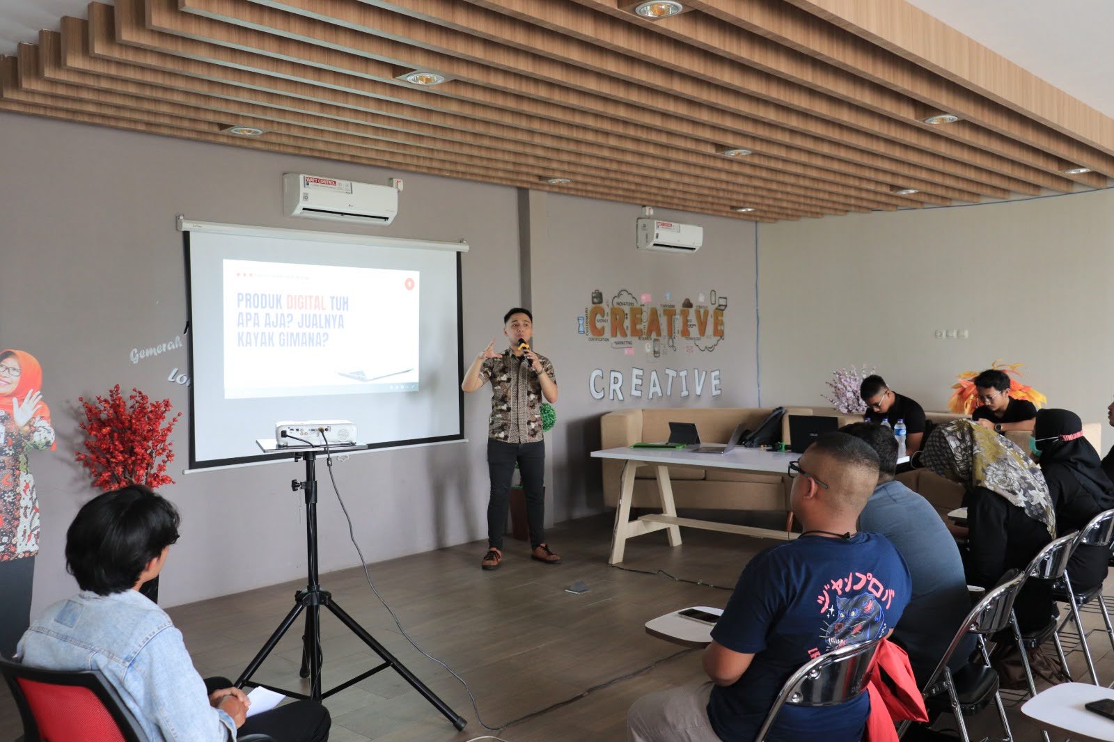 (Kegiatan Seminar Bisnis secara Offline bersama Pelaku UMKM)