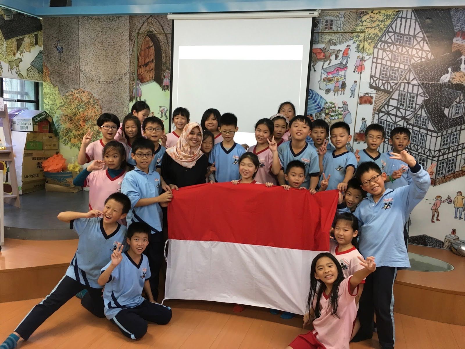 (Kasmidar ketika magang internasional di Da-feng school Taiwan)