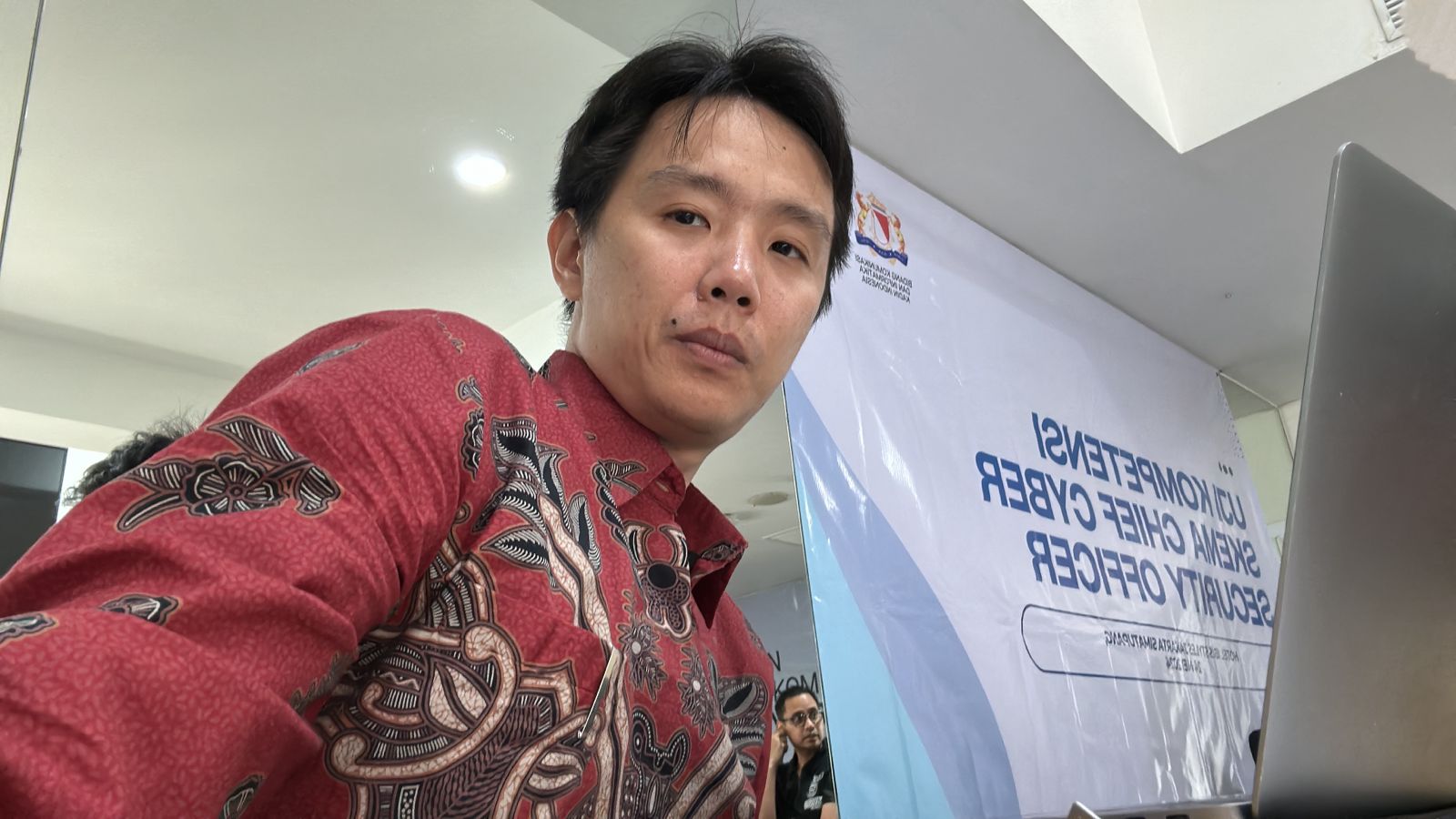 (Henry Chong ketika dalam kegiatan uji kompetensi pelatihan Chief Cyber Security Officer LSP TIK Global, NTC Training Center, & Kadin di Hotel Ibis Style TB Simatupang pada 24 Mei 2024)
