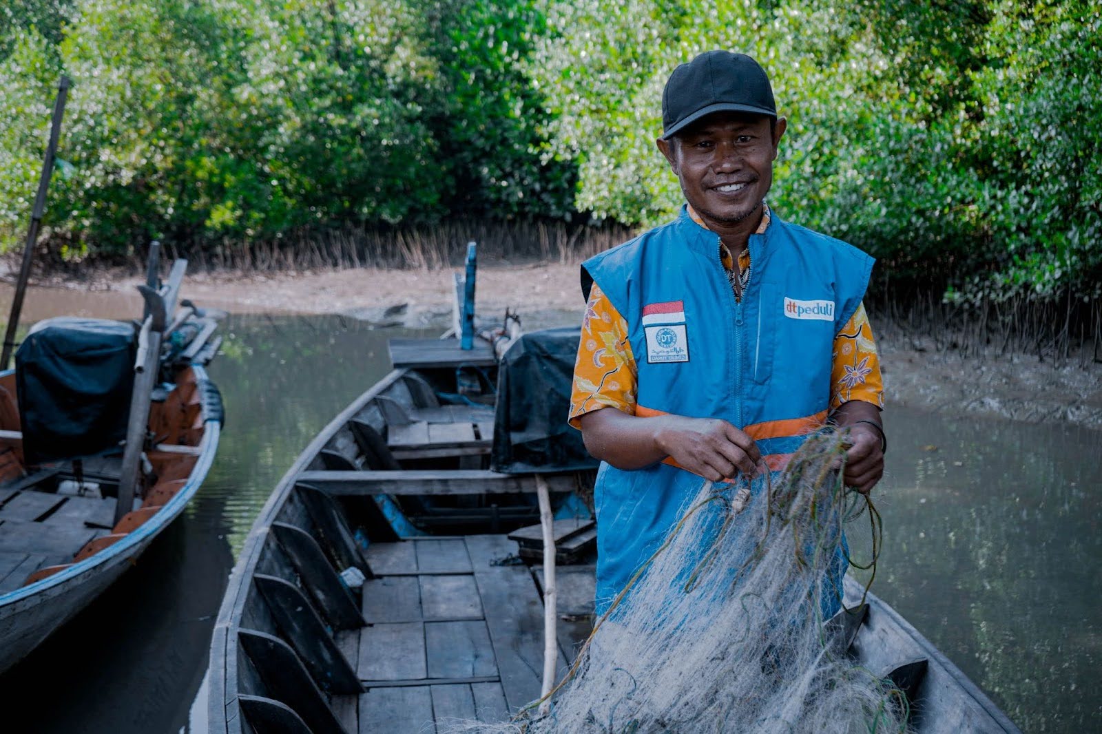 (Nelayan penerima manfaat dari DT Peduli dalam program Nelayan Unggul sedang persiapan mencari ikan)