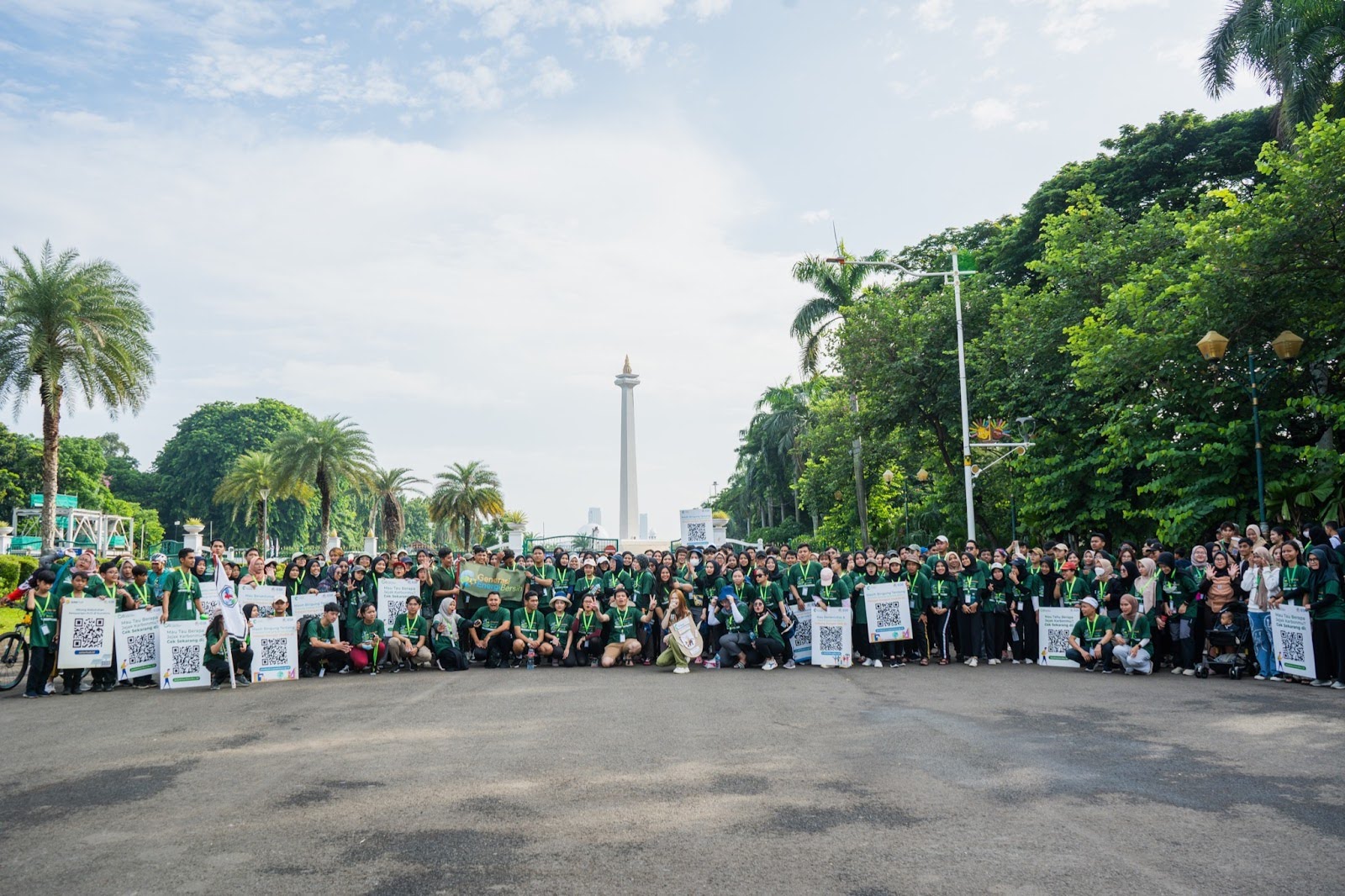 (Foto bersama 350 orang relawan GEN-B ketika melaksanakan kegiatan jalan santai untuk menyuarakan pengurangan emisi di depan Tugu Monas Jakarta Pusat)