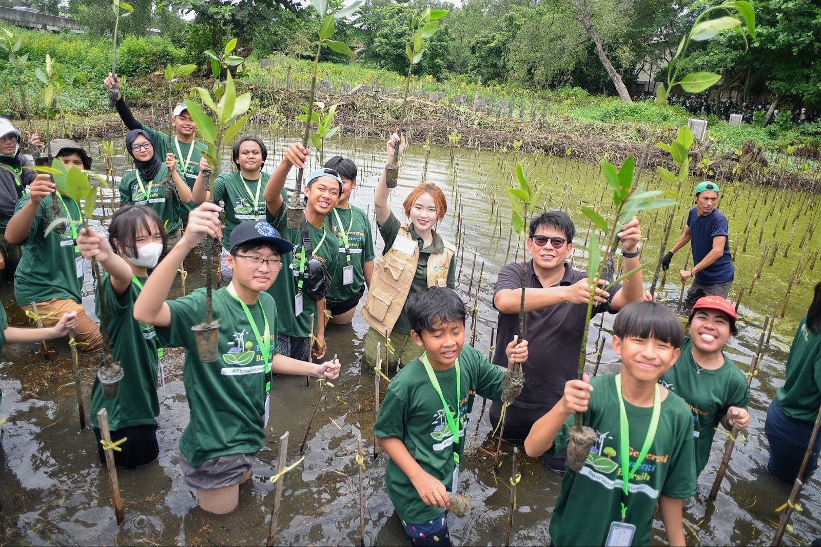 (Fabby Tumiwa, Direktur Eksekutif IESR bersama dengan Maya Lynn sebagai Ketua Nasional GEN-B Indonesia dan berbagai lapisan masyarakat bersemangat untuk menanam 350 bibit mangrove sebagai upaya mengurangi  emisi karbon sebanyak 1800 Kg CO2eq/ 10 tahun)