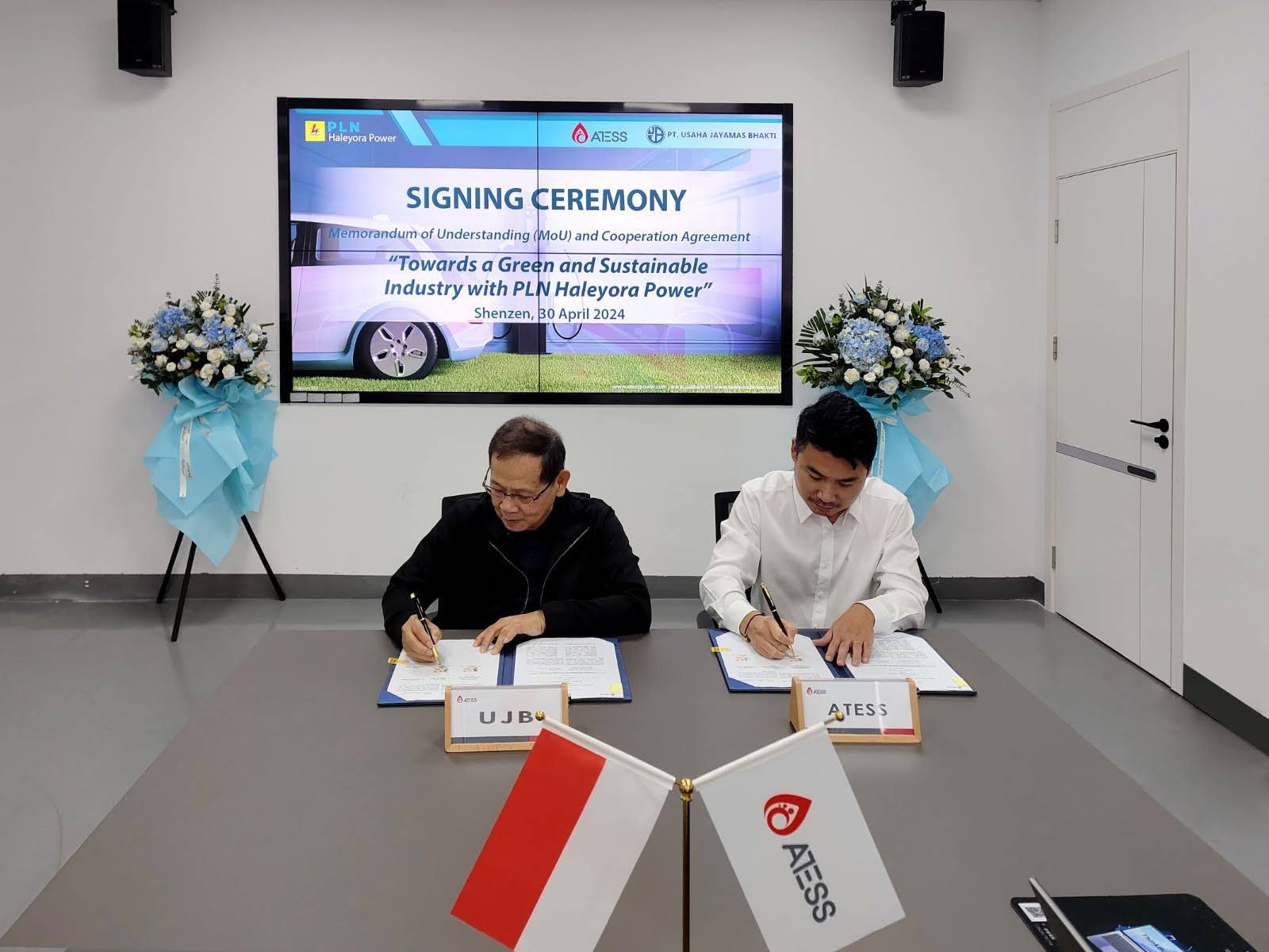 (Penandatanganan MoU rencana kerja pengembangan SPKLU di Indonesia oleh Pak Edi Amin Direktur Utama PT Usaha Jayamas Bhakti dan Mr Neil Yu Marketing Director Shenzhen Atess Power Technology Co., LTD)